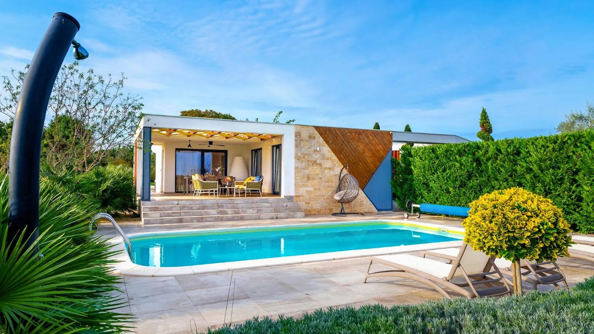 Villa Royal Green Four contacts